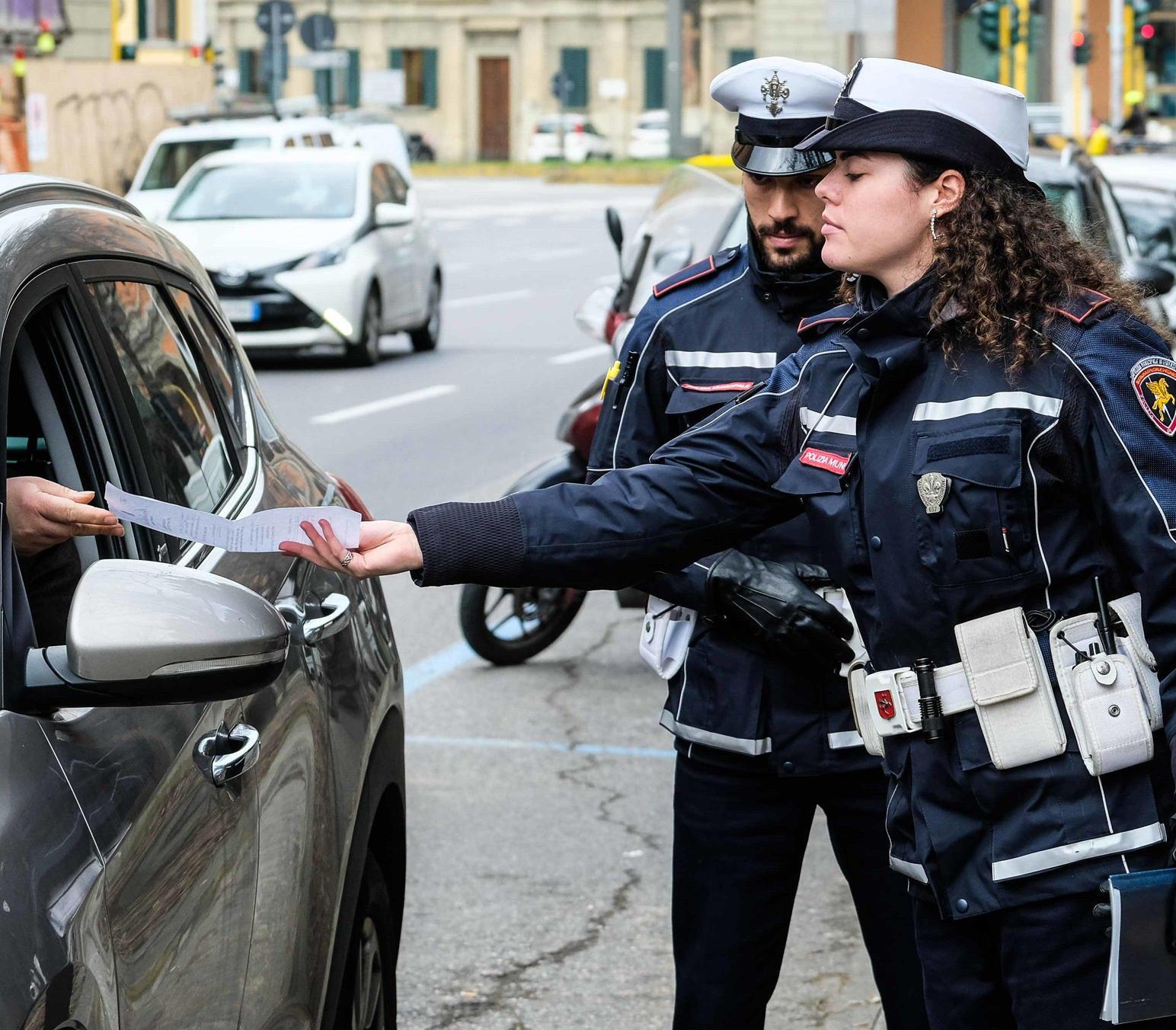 Guidano mentre telefonano e chattano. Patente ritirata a 11 irriducibili dei social