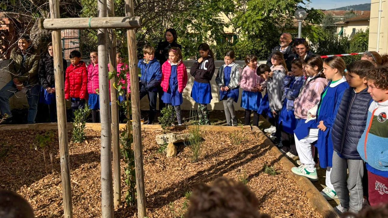 Il progetto dei boschi didattici di Unicoop Firenze approda alla scuola primaria Pascoli di Sesto Fiorentino, con la piantagione di un bosco didattico per favorire l'apprendimento all'aria aperta e la sensibilizzazione ambientale.