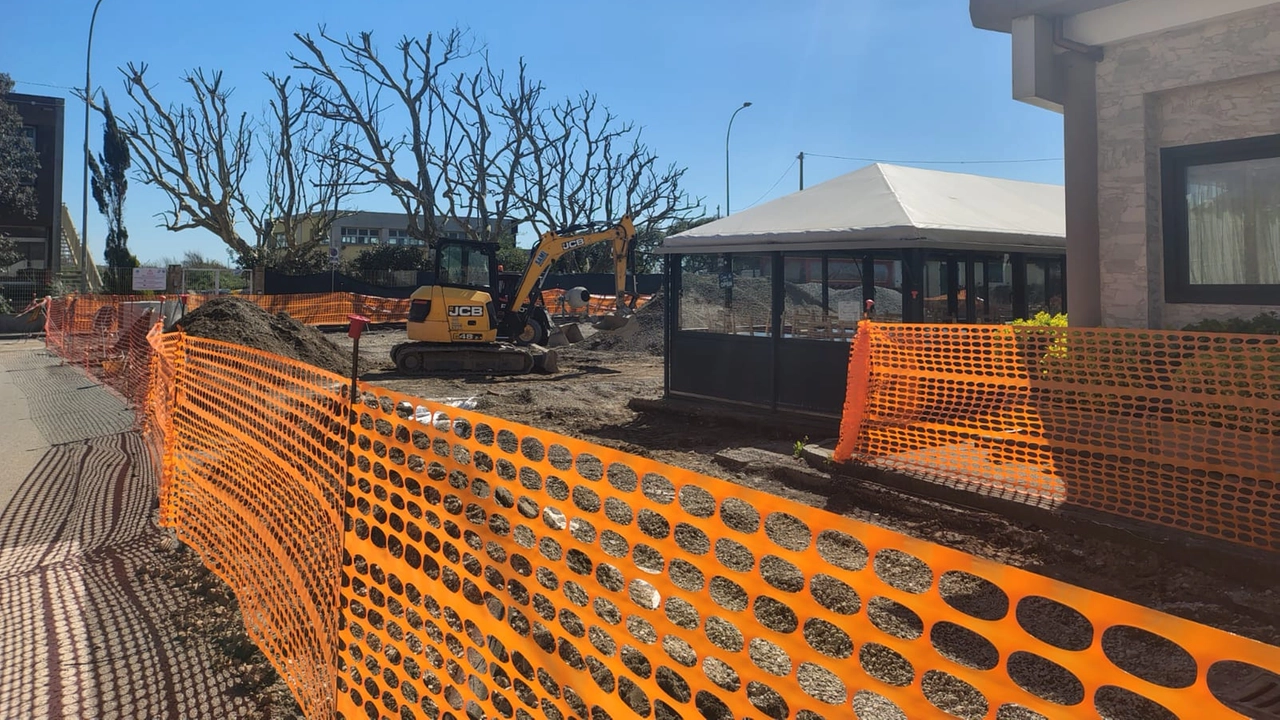 Il cantiere aperto su via Kennedy a Marinella