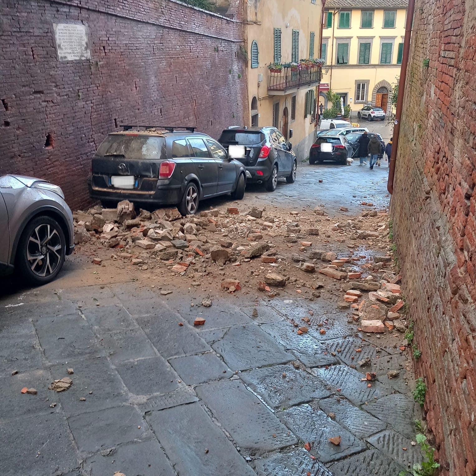 Maltempo, crolla un terrazzo in pieno centro a San Miniato