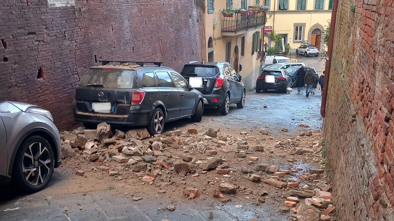 I detriti dopo il crollo del terrazzo (Foto dalla pagina FB del Comune di San Miniato)