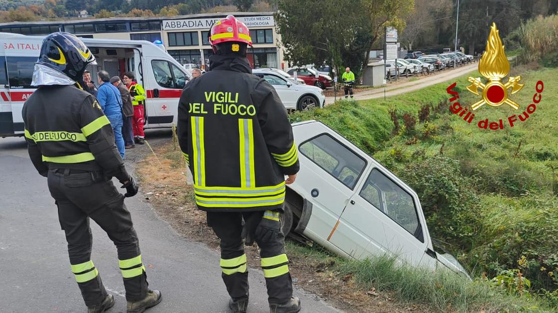 Incidente con un camion, auto finisce fuori strada