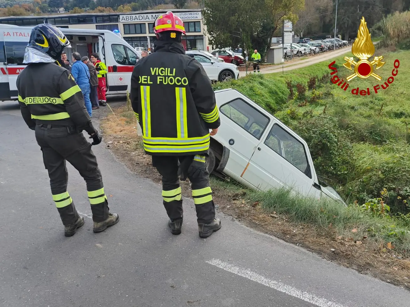 Incidente con un camion, auto finisce fuori strada