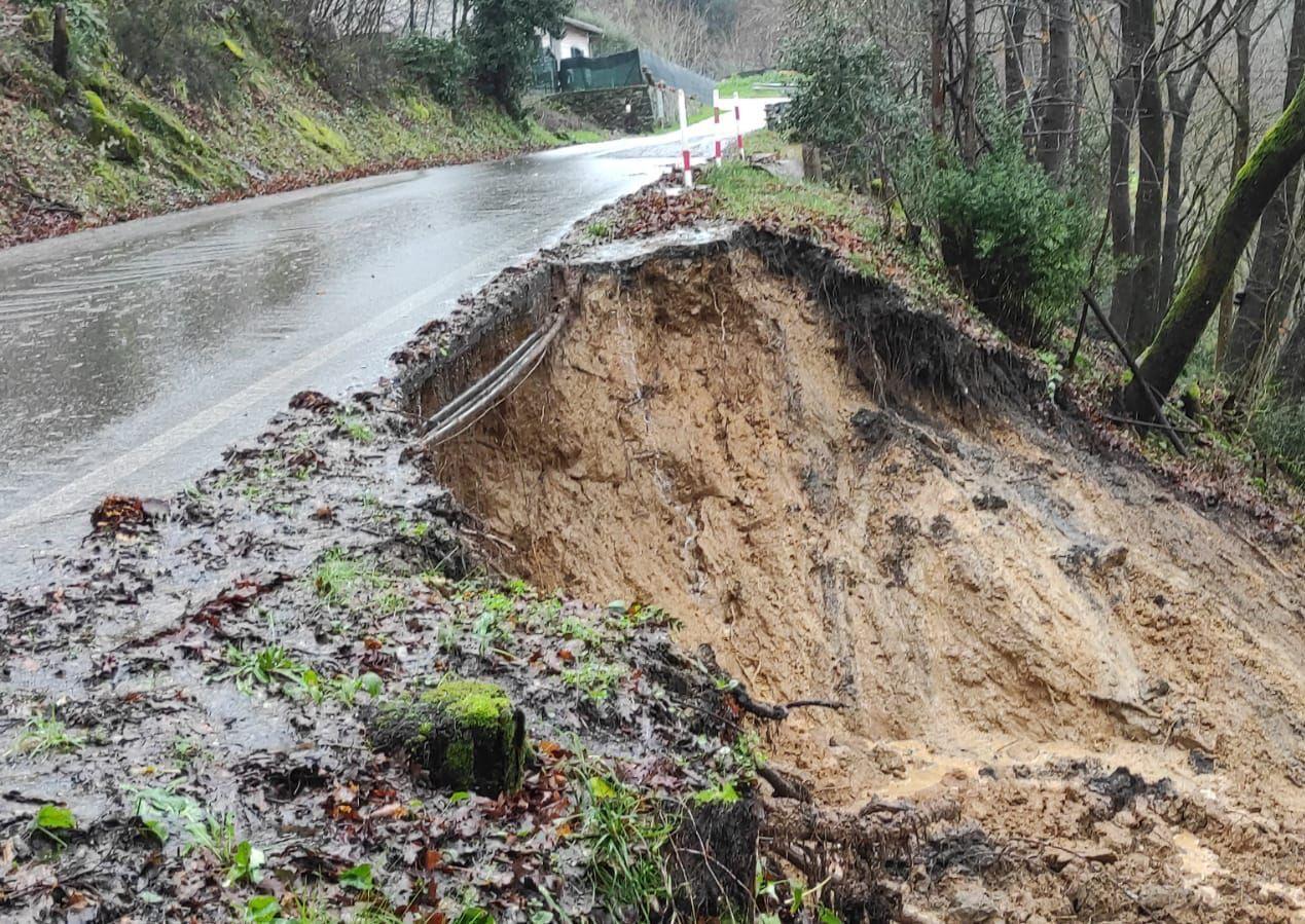 Crolli e strade allagate. Via Lombarda: un lago