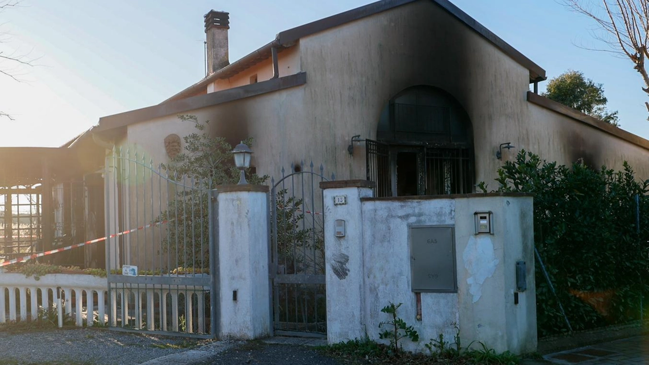 La casa dopo il rogo, a destra il cane Candy