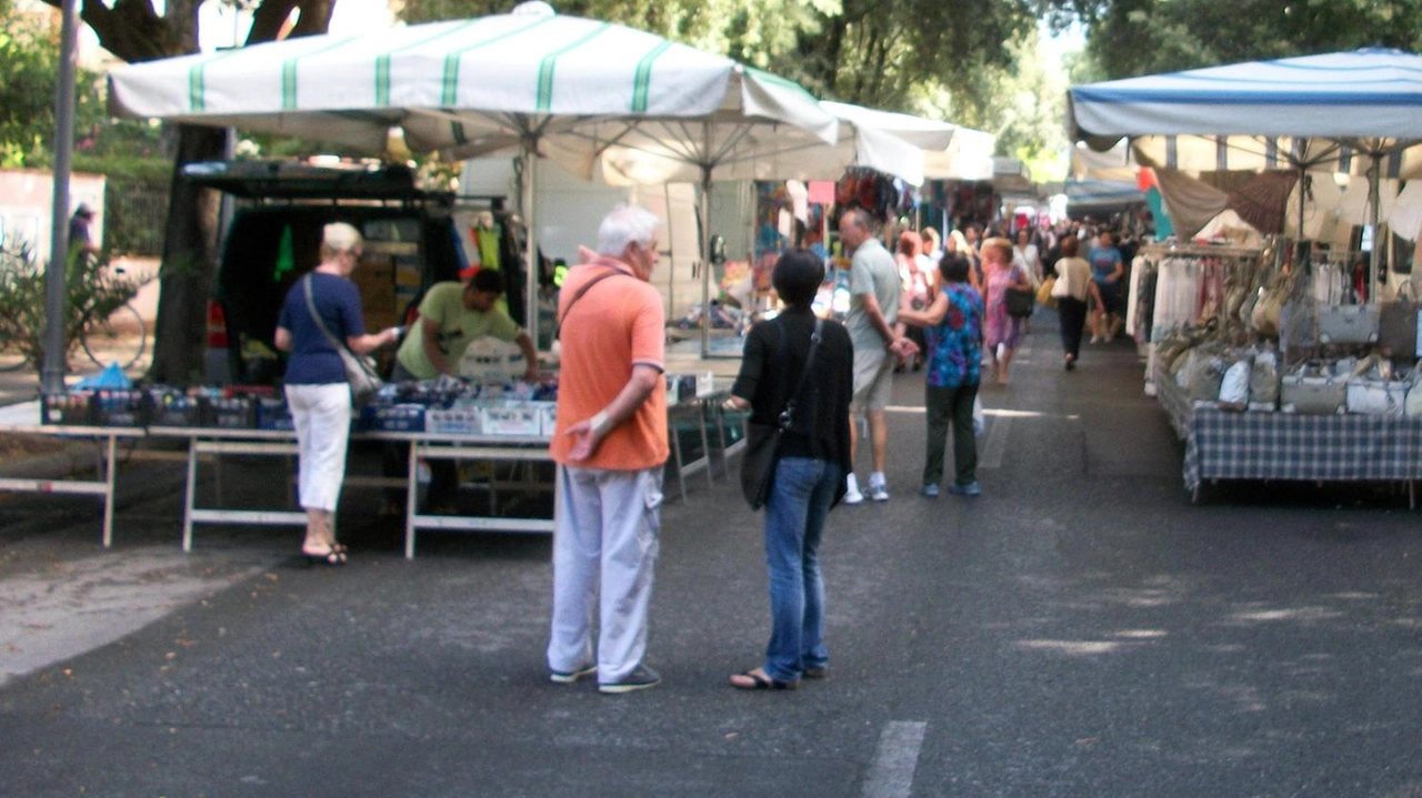 Un’immagine del mercato in viale Roma del 2011 (foto di repertorio)