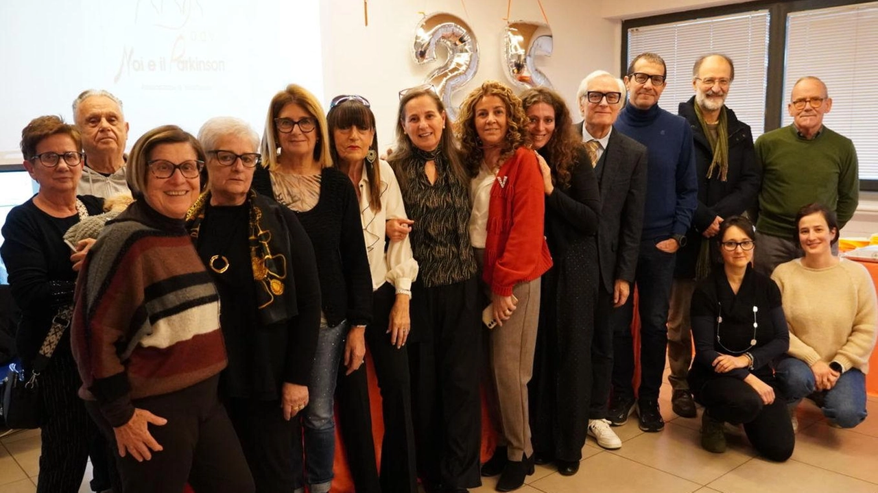 Il gruppo dei volontari dell’associazione «Noi e il Parkinson» che ha festeggiato 25 anni. di attività Attalmi/Tempestini