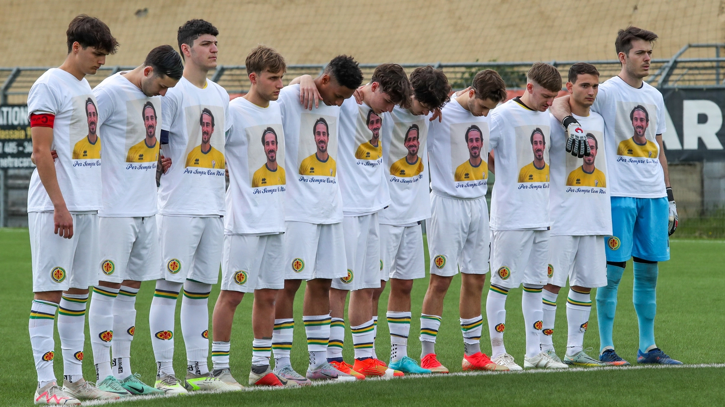 I giocatori del Castelfiorentino in campo con maglie speciali per ricordare il compagno di squadra Mattia Giani (FotoGermogli)