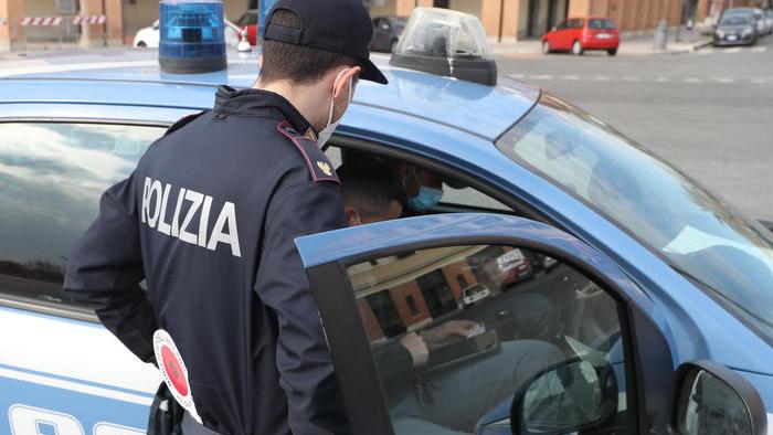 https://www.lanazione.it/image-service/view/acePublic/alias/contentid/YWNlMDgyYjAtYmZlYS00/0/sul-posto-e-arrivata-una-pattuglia-della-squadra-volante-della-polizia-foto-repertorio.jpeg?f=16:9&w=1200&h=630