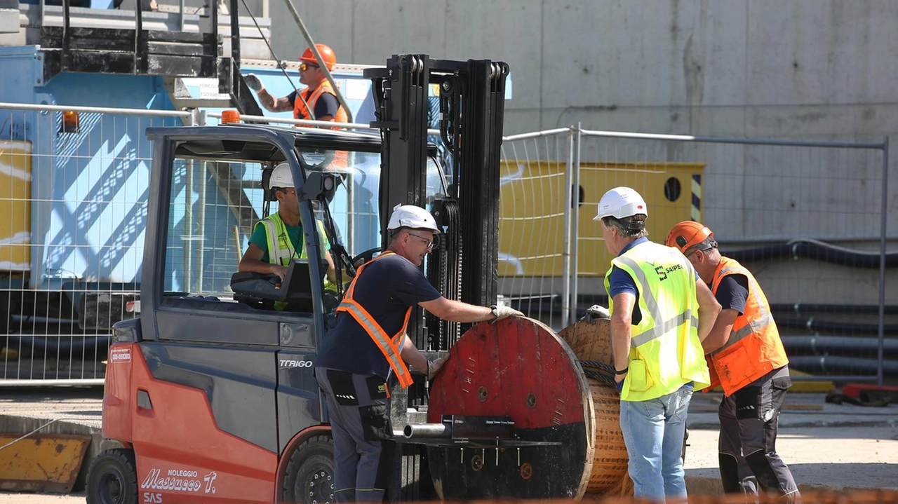 Operai al lavoro nel cantiere dell’Alta Velocità di viale Corsica