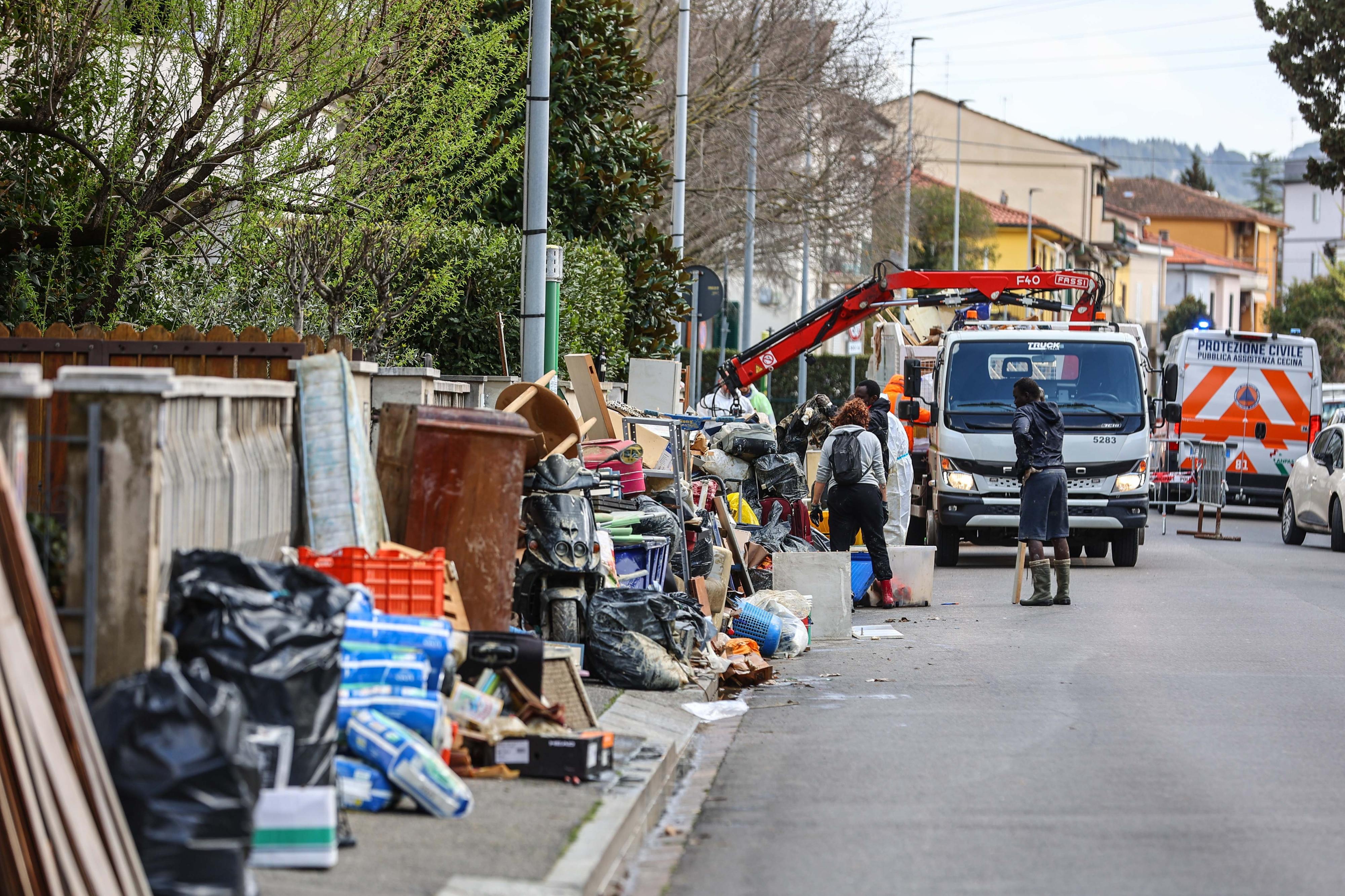 Empoli prova a ripartire. Argine riparato con sassi da scogliera, ancora problemi al Centro Cottura