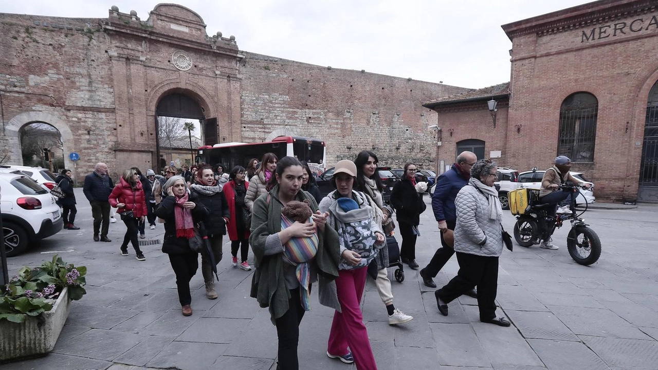 Grande successo per la giornata dedicata al Trekking urbano: da Piazza del Campo sono partite le visite a piedi,...