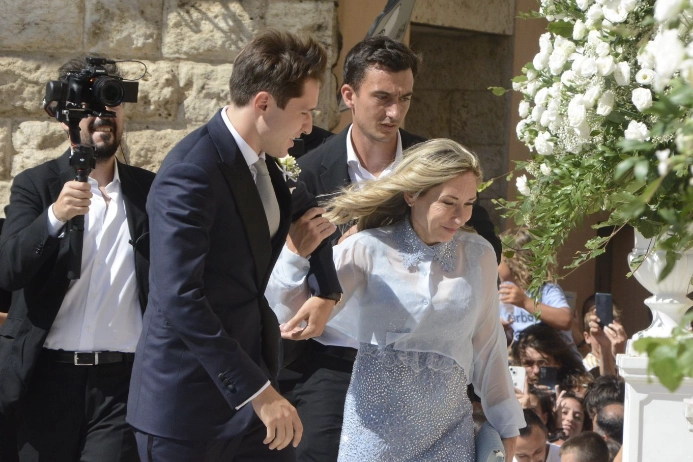 Federico Chiesa con la madre Francesca Lombardi all'ingresso del Duomo di Grosseto (Foto Aprili)