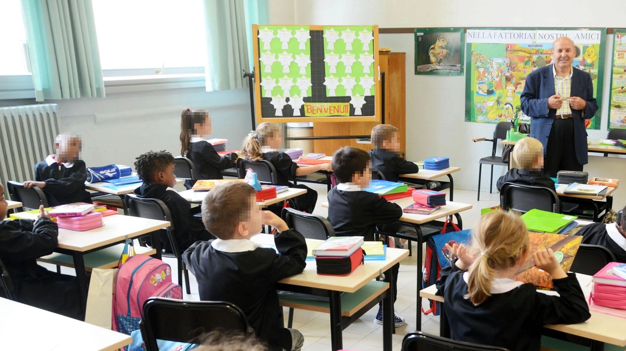 Dei giovani studenti di una scuola primaria durante l’orario di lezione