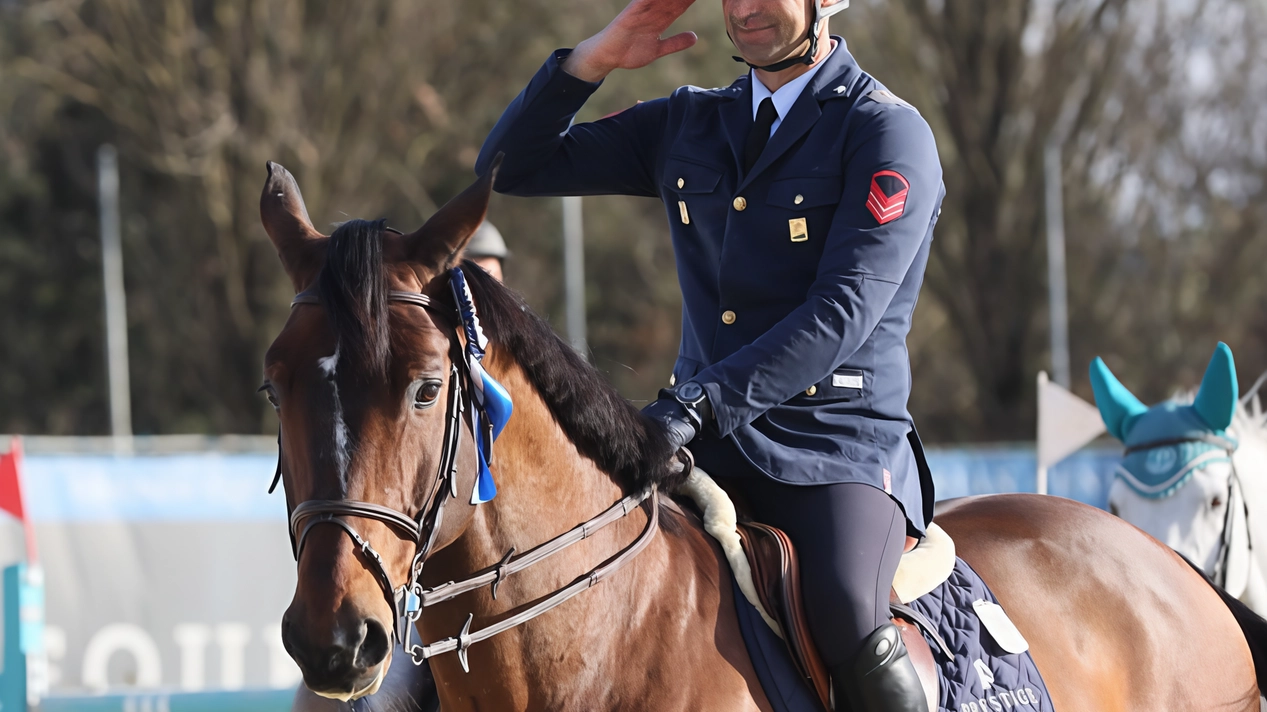 L’aviere dell’Aeronautica militare Emilio Bicocchi in sella a Kankan del Buttasella ha vinto Jump Off. categoria 1.40m