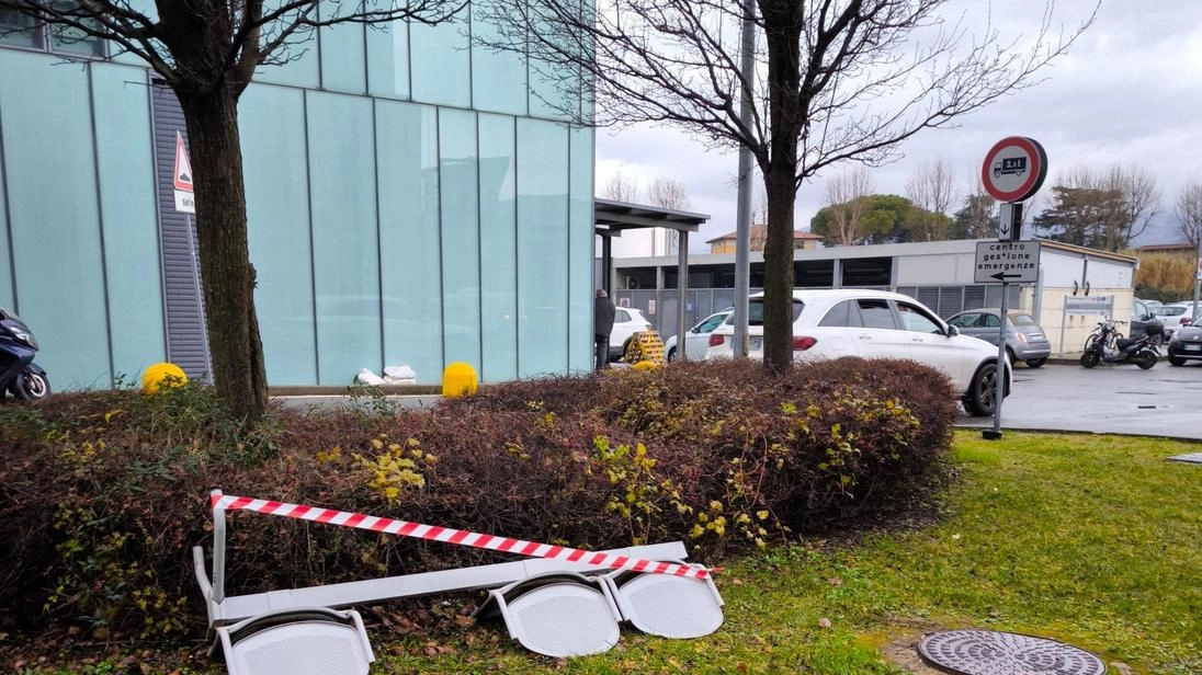 Le sedute dell’ospedale usate. contro la vetrata del pronto soccorso