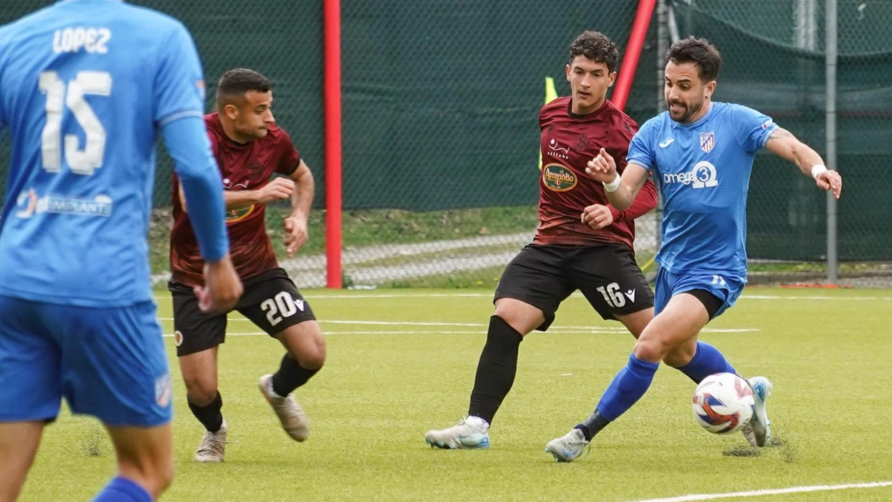 Nella foto Borghesi: Lopez (di spalle) e Giannini in azione contro il Livorno