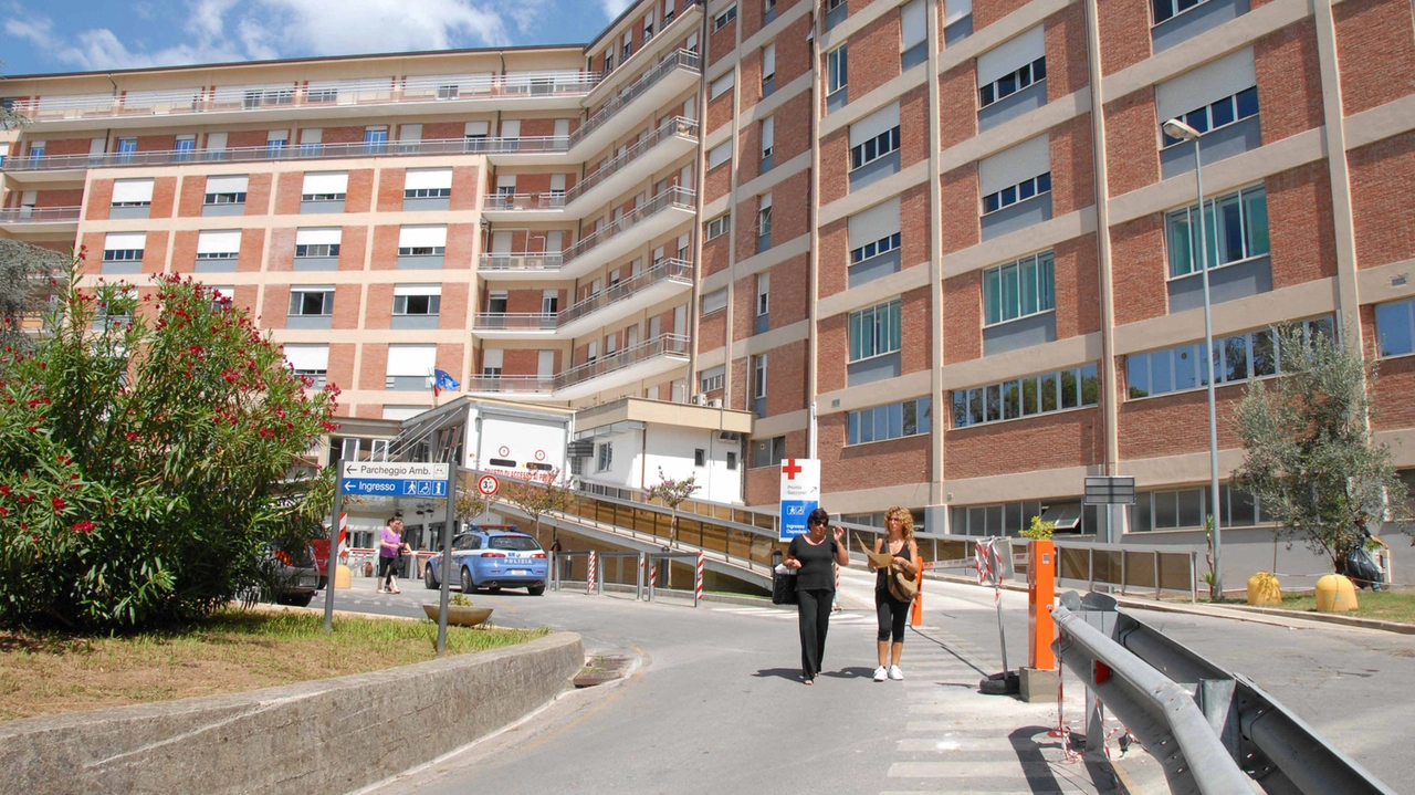 Un uomo ha dato in escandescenze all’interno del pronto soccorso dell’ospedale di Massa, aggredendo il personale