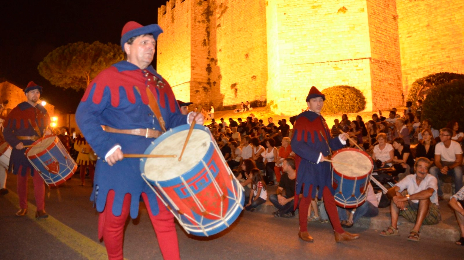 Prato, corteggio storico serale (foto Attalmi)