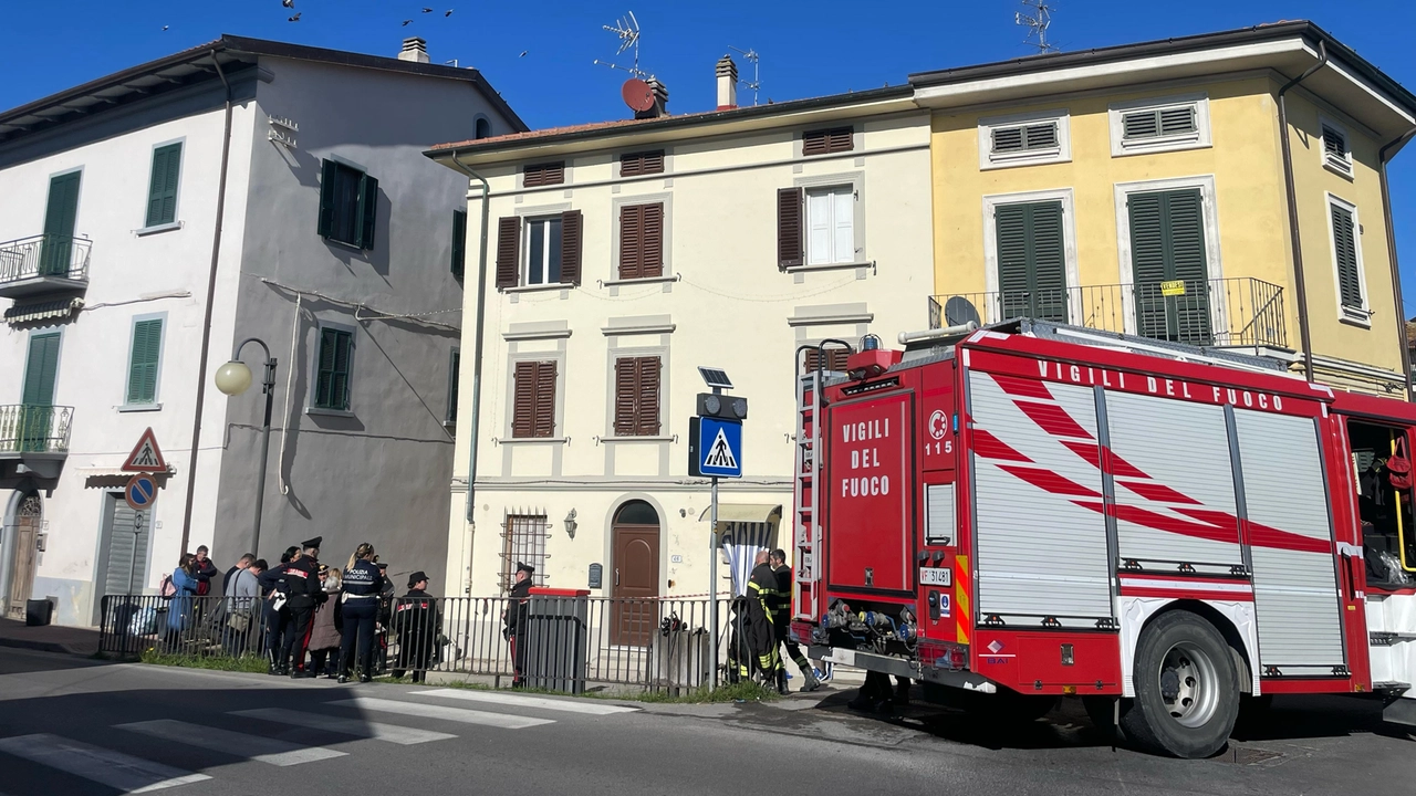 L'intervento dei vigili del fuoco per l'incendio in casa a Stabbia (Foto Tommaso Gasperini/Germogli)