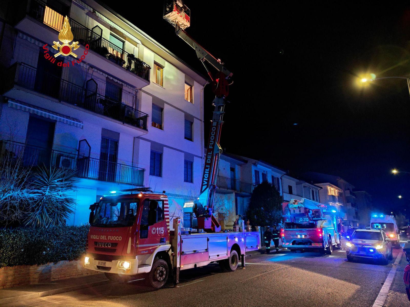 Incendio alla palazzina, evacuati sei residenti