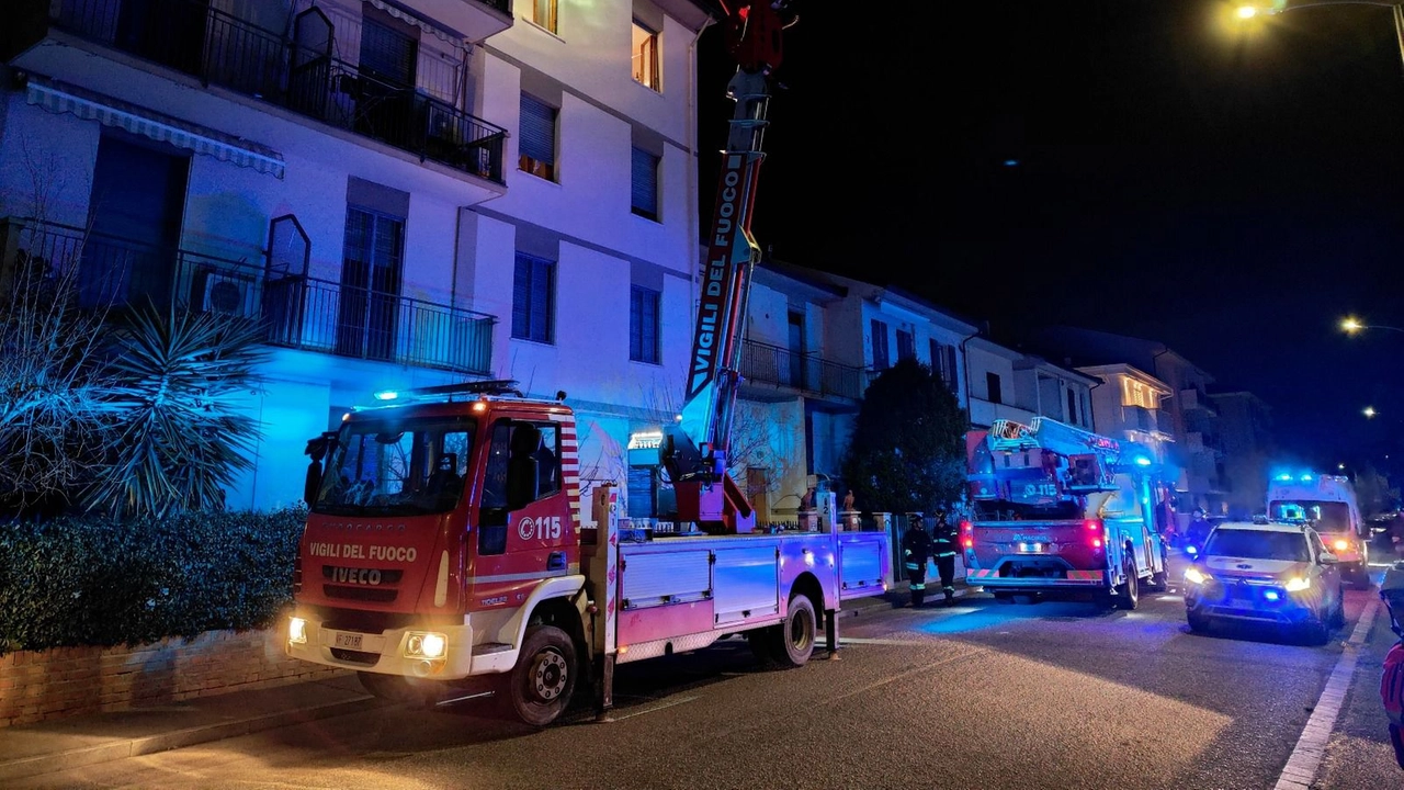 L’intervento dei vigili del fuoco al palazzo in fiamme di via Brunelleschi