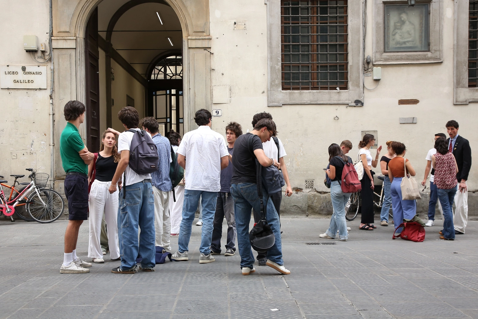 Studenti davanti al liceo Galileo di Firenze per l'esame di maturità (Foto New Press Photo)