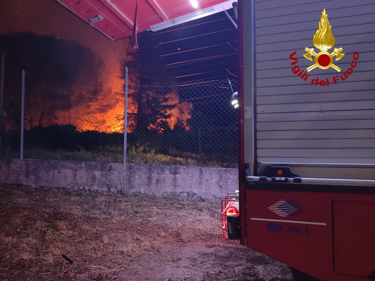 Incendio: brucia bosco intorno a centrale idroelettrica, intervento notturno dei vigili del fuoco