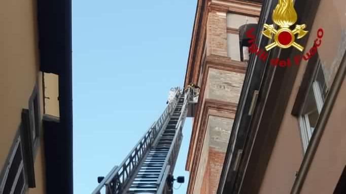 Lucca, operaio ferito e bloccato in cima a un campanile: salvato dai vigili del fuoco