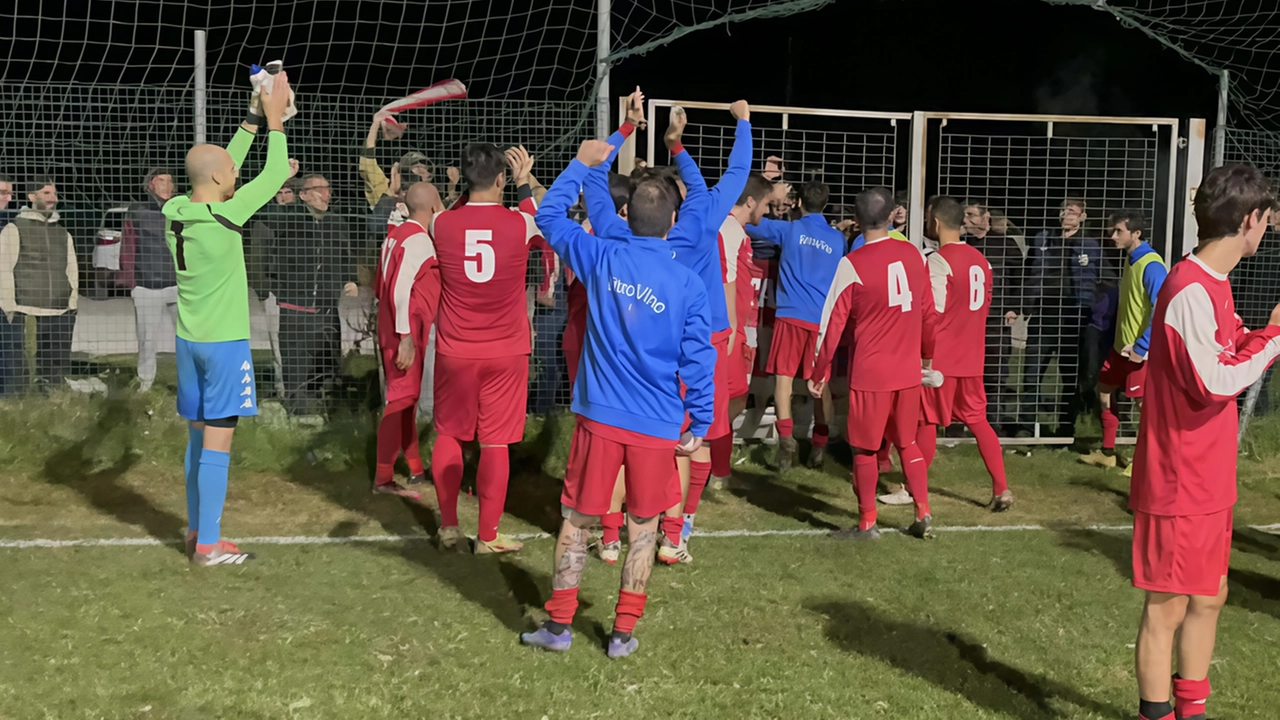 La festa dell’Unione Valdelsa dopo una vittoria, i biancorossi sono primi nel girone D