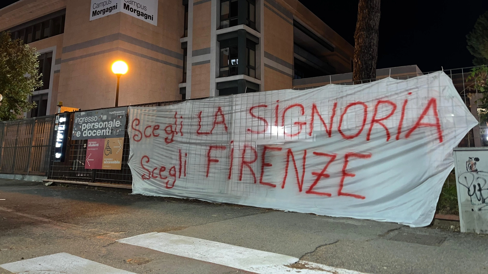 Lo striscione affisso dagli studenti nel campus Morgagni