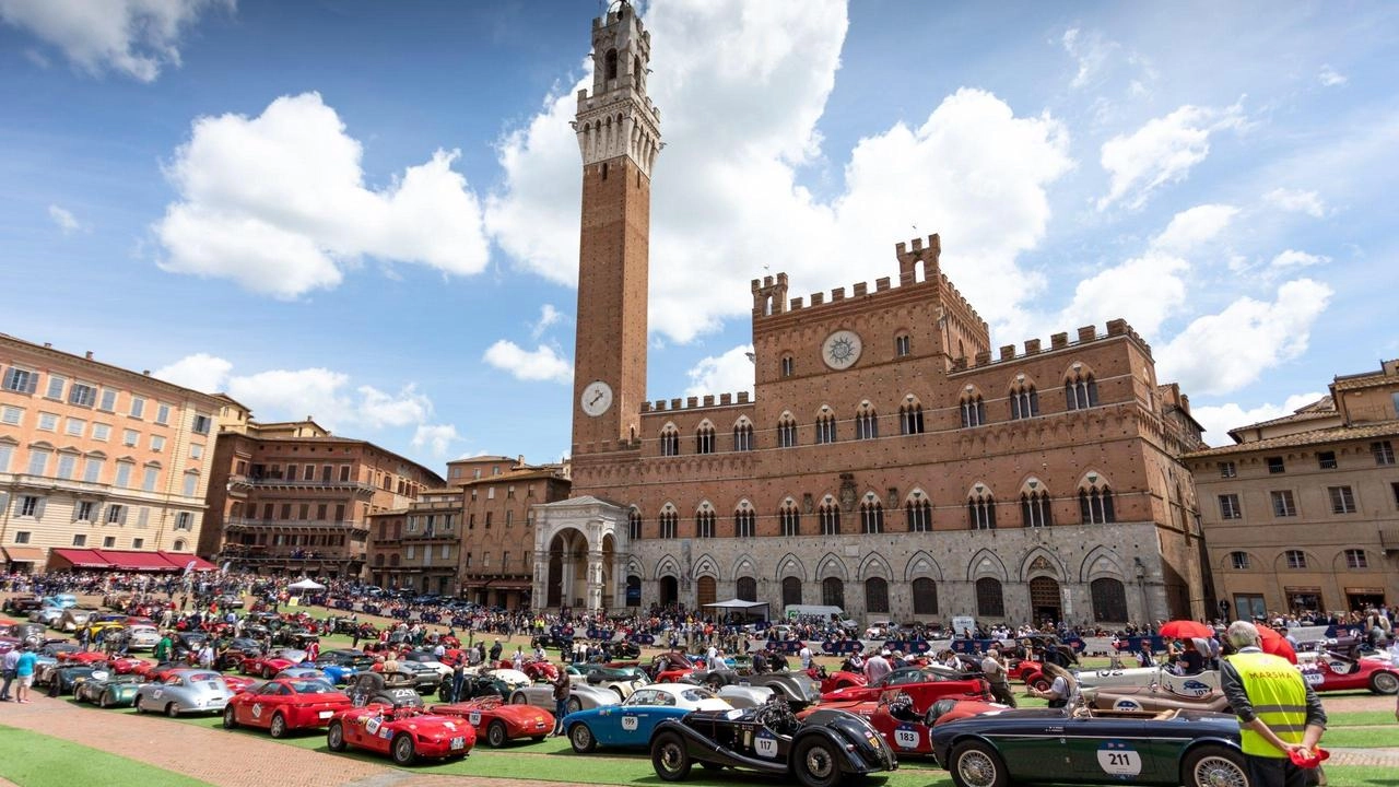 Sfilano i bolidi della 1000 Miglia. Venerdì il passaggio in piazza del Campo