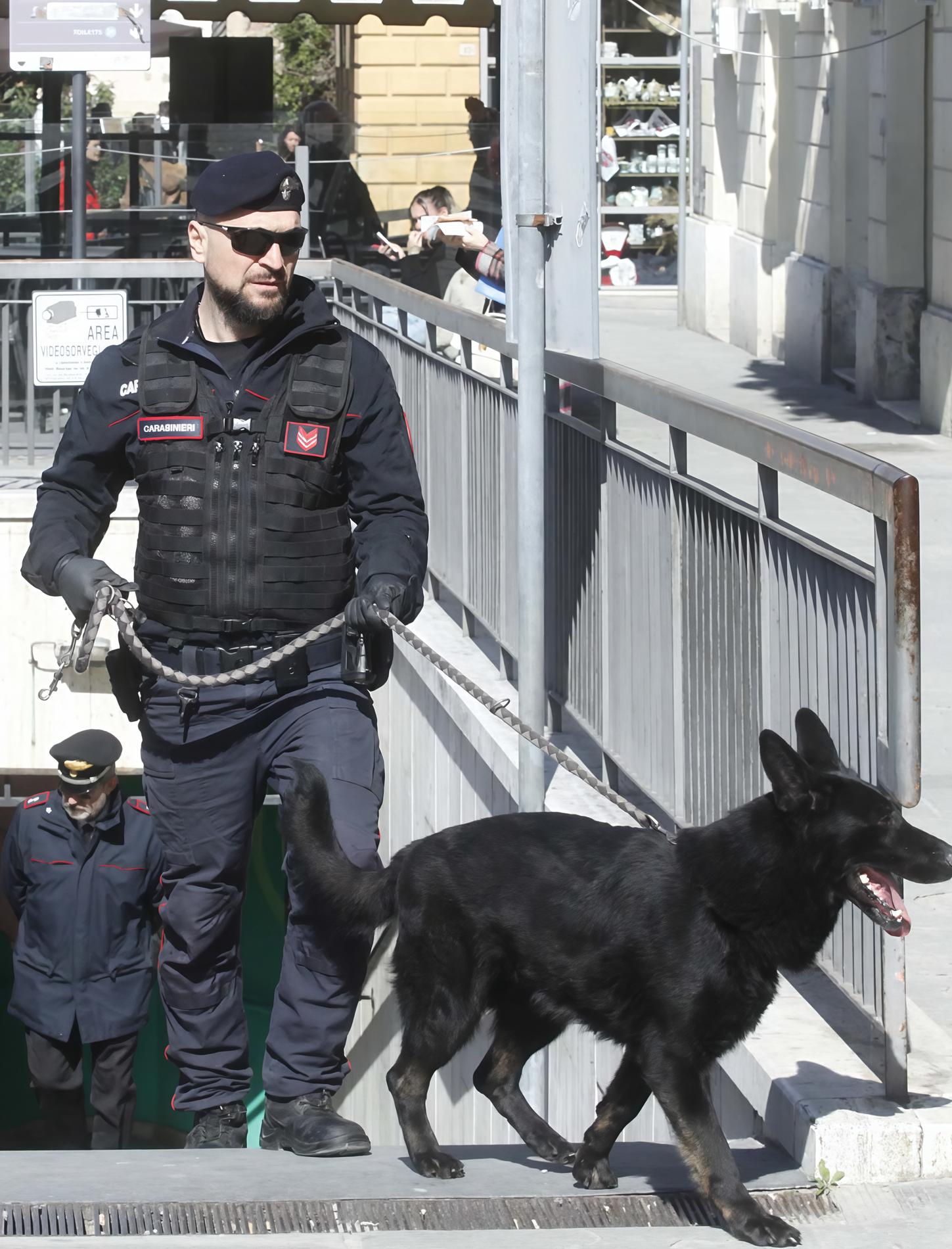 Lizza, cane antidroga. Controlli in piazza Gramsci e nel sottopassaggio. I gruppetti spariscono