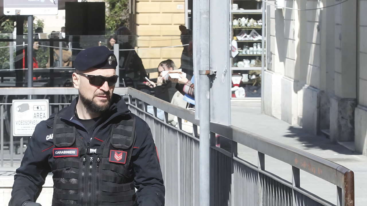 La risposta dei carabinieri all’allarme per l’ennesimo parapiglia è stato il blitz alle 11 con l’unità cinofila appositamente addestrata. Soddisfazione dei cittadini: auspicano però che si ripeta a breve .