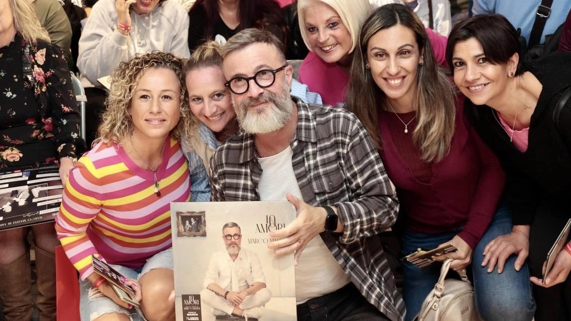 L’incontro di Marco Masini con i fan ieri alla libreria Feltrinelli, il cantante si è concesso con autografi e due chiacchiere insieme agli ammiratori