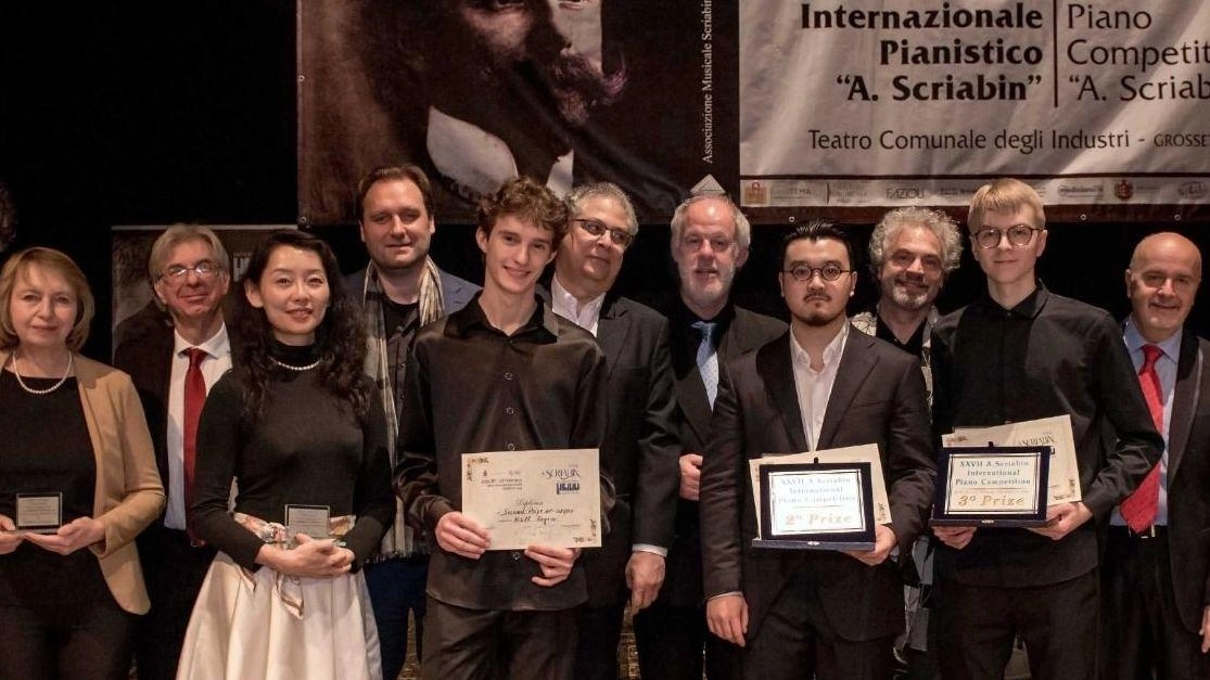 I vincitori del «Premio Scriabin» insieme ai componenti della giuria Per il secondo anno consecutivo non è stato però assegnato il primo premio