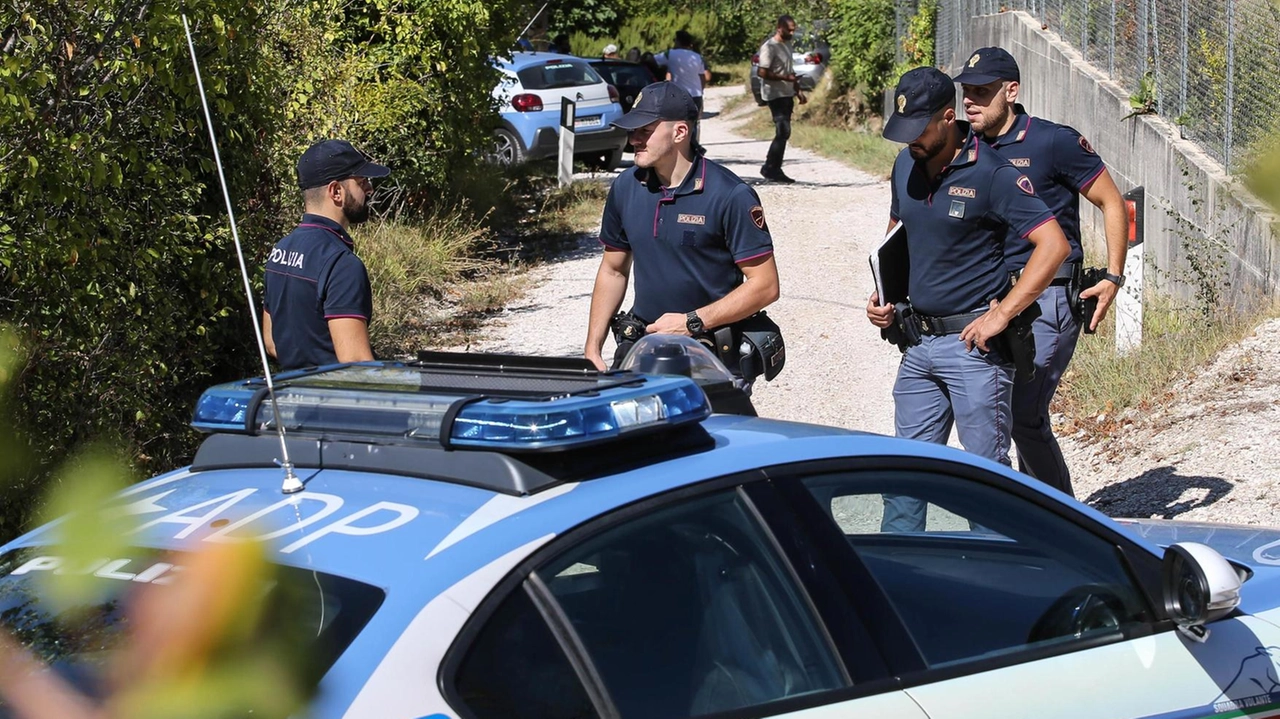 Procura e polizia indagano sul triplice omicidio-suicidio a Perugia. Enrico Scoccia uccide moglie e figlia prima di togliersi la vita. Motivi legati alla depressione e al possesso di un fucile da caccia al centro delle indagini.