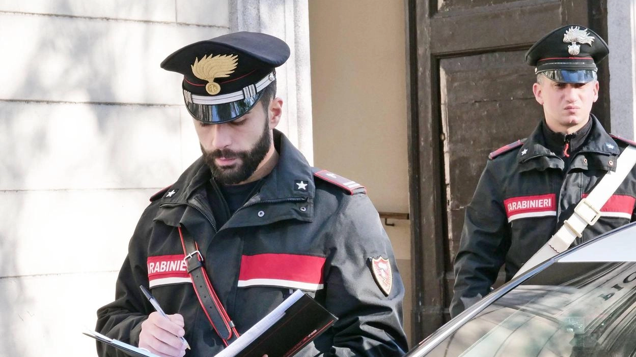 La coppia che non voleva lasciare l’appartamento da cui aveva lo sfratto esecutivo ha reagito ai carabinieri ed è stata arrestata