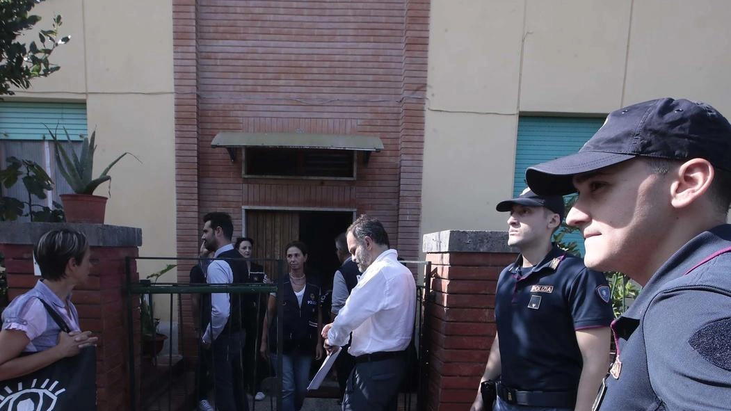 Polizia e. pubblico ministero davanti all’ingresso della casa di via del Villino