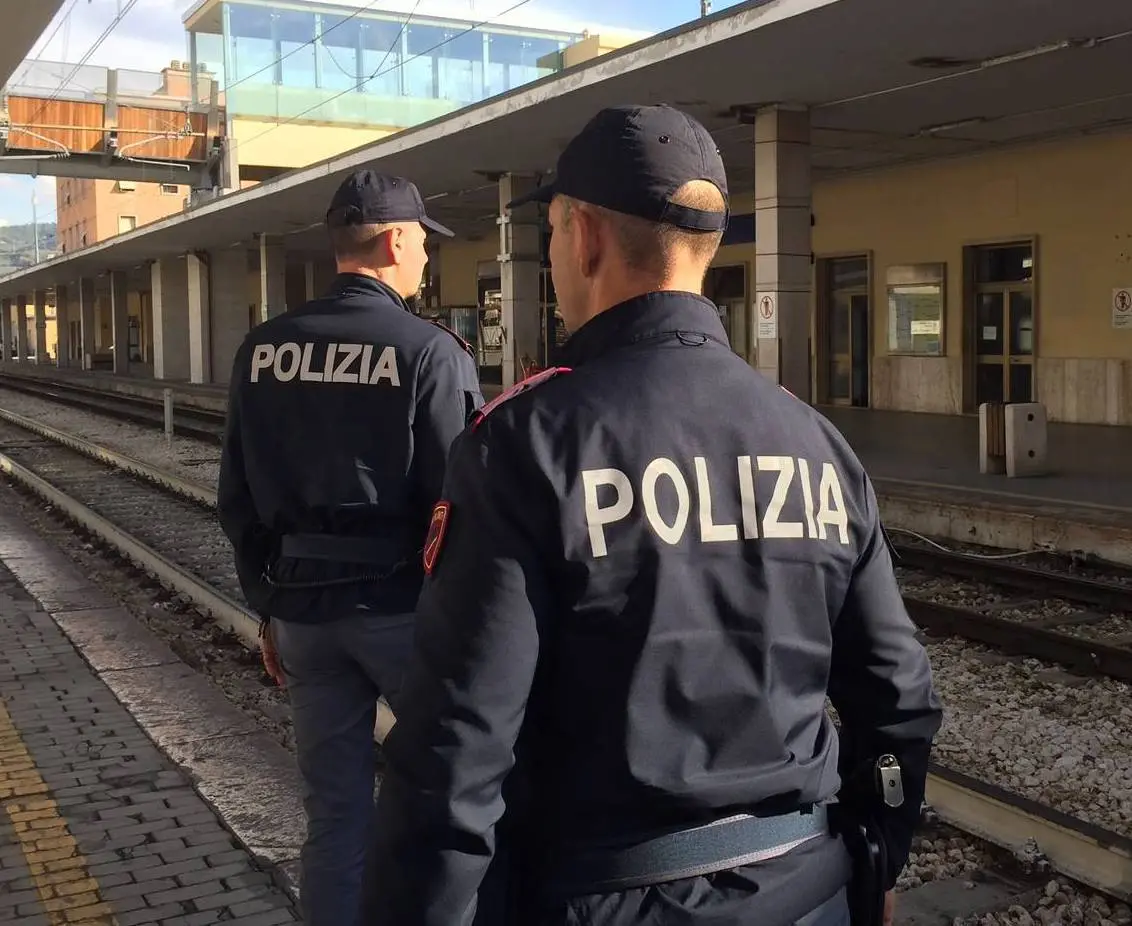 Rami sui binari e persone non autorizzate, mattinata di disagi per la circolazione dei treni