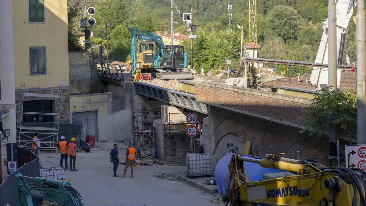 La posa del. nuovo ponte ferroviario ha richiamato una folla di curiosi