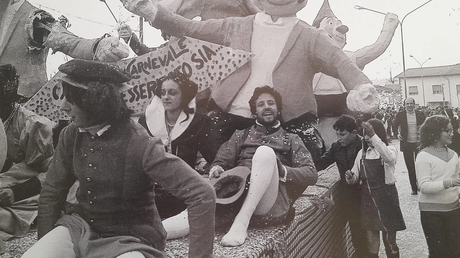 Tutti sul carro dei ricordi. Il Carnevale degli anni ’70. La mostra alle Scuderie