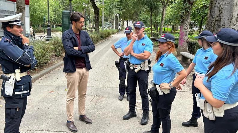 L’assessore Giorgio insieme alla squadra di agenti della PolCascine