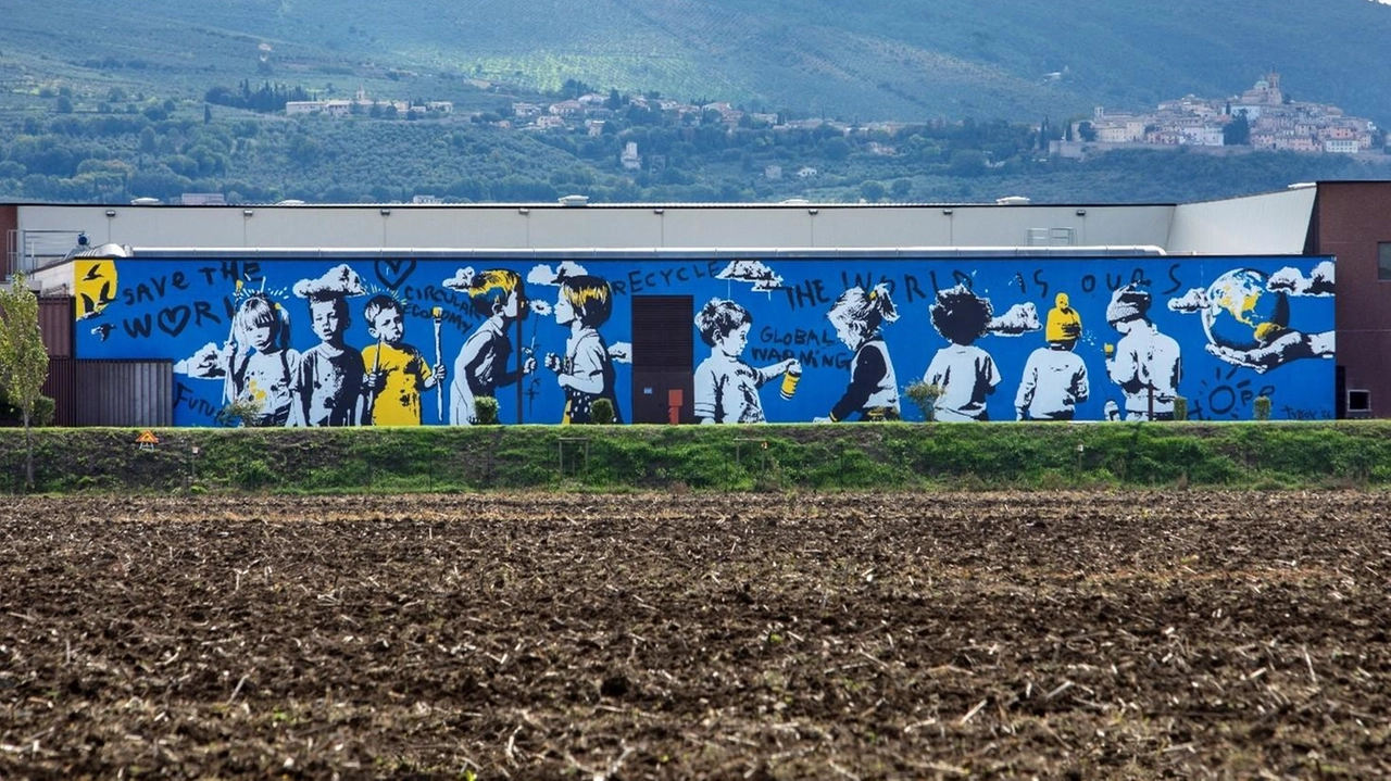 Il murales realizzato da Tvboy all’impianto di biometano di Foligno