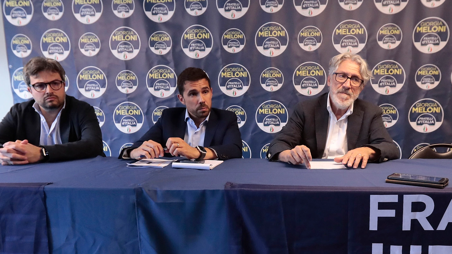 La conferenza stampa ieri pomeriggio nella sede di Fratelli d’Italia, da sinistra Michele Capitani, Francesco Michelotti, Enrico Tucci