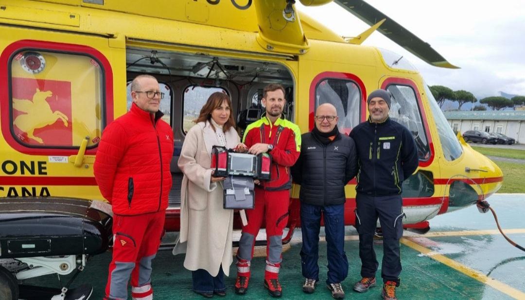 Massa, la Fondazione Marmo dona un defibrillatore di emergenza all’elisoccorso