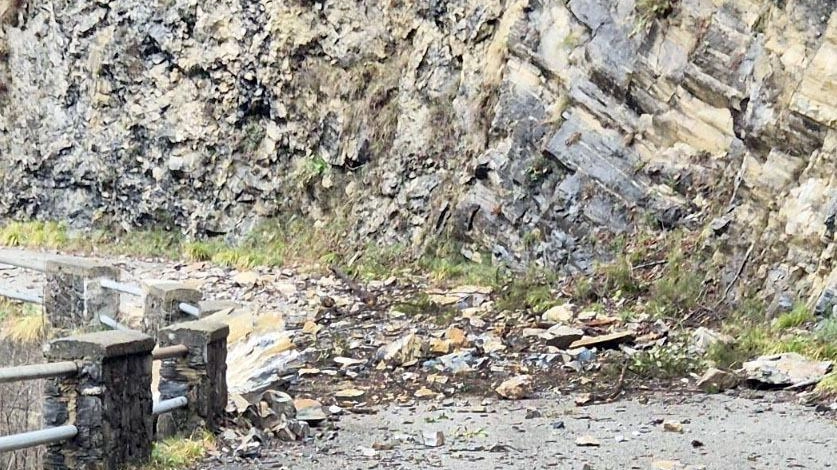 La frana a Passo Scala, tra Capanne di Careggine e il bivio per la frazione di Colli, dove la strada è interrotta a causa della caduta di massi (foto Borghesi)