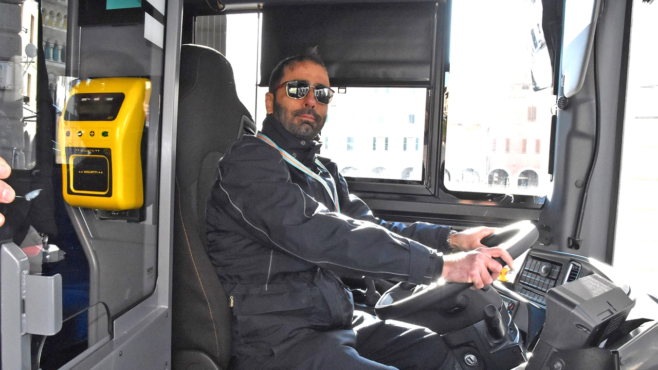 Un autista su uno dei bus di Autolinee Toscane. A Grosseto sono 4 i nuovi mezzi a disposizione del territorio (Foto di repertorio)