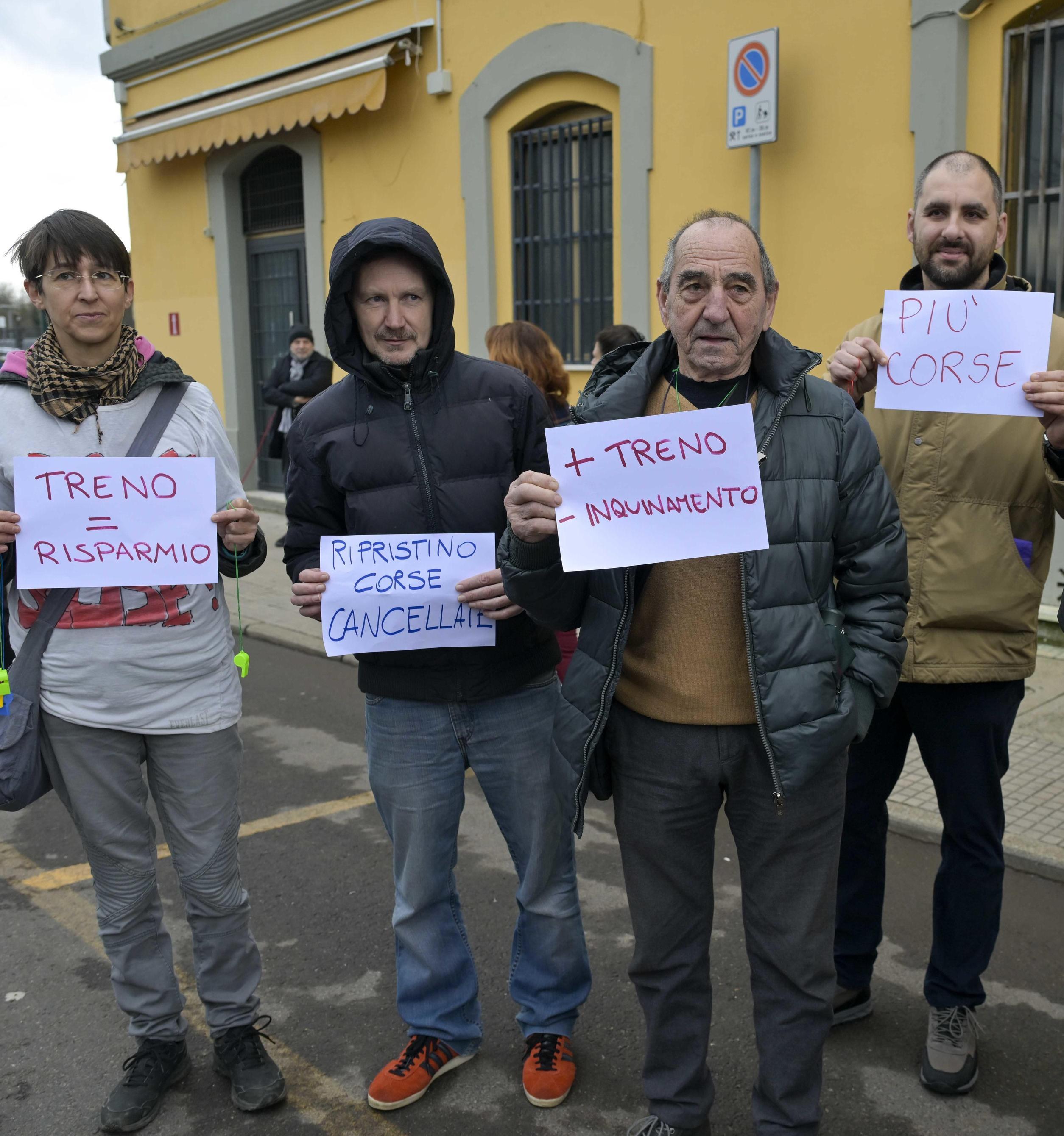 Faentina, la carica dei 500. Il manifesto contro i disservizi: "Vogliamo subito nuovi treni"