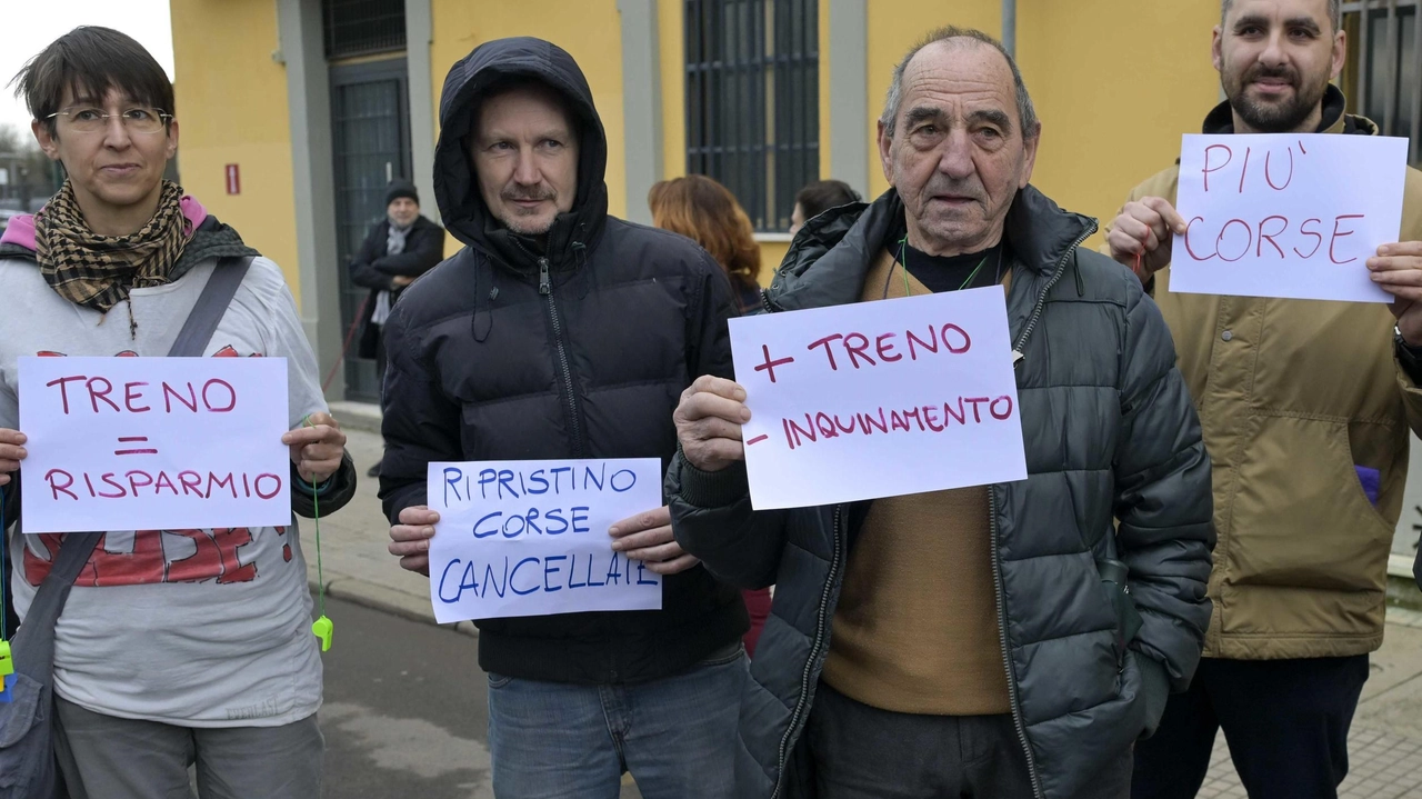 Protesta alla stazione di Borgo San Lorenzo, istituzioni e cittadini chiedono risposte alle Regioni "Applicare le sanzioni e distribuire i soldi ai pendolari: sconti o stop ai costi degli abbonamenti".